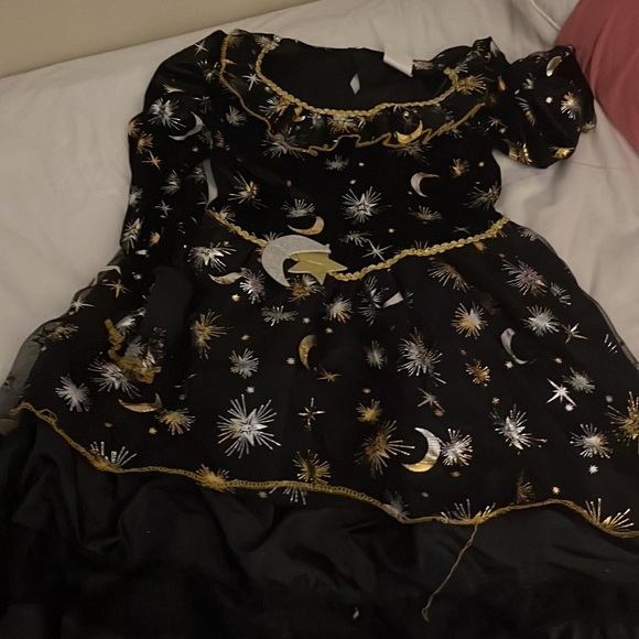 I’m selling this custom because size to small the size it’s 10/12 - Picture 4 of 4